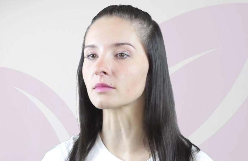 Девушка прижала спинку языка к нёбу