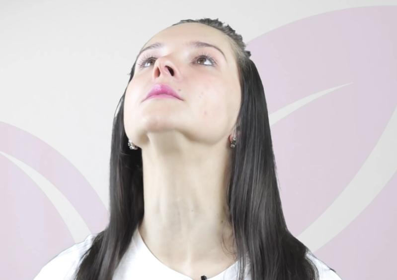 Девушка сомкнула зубы