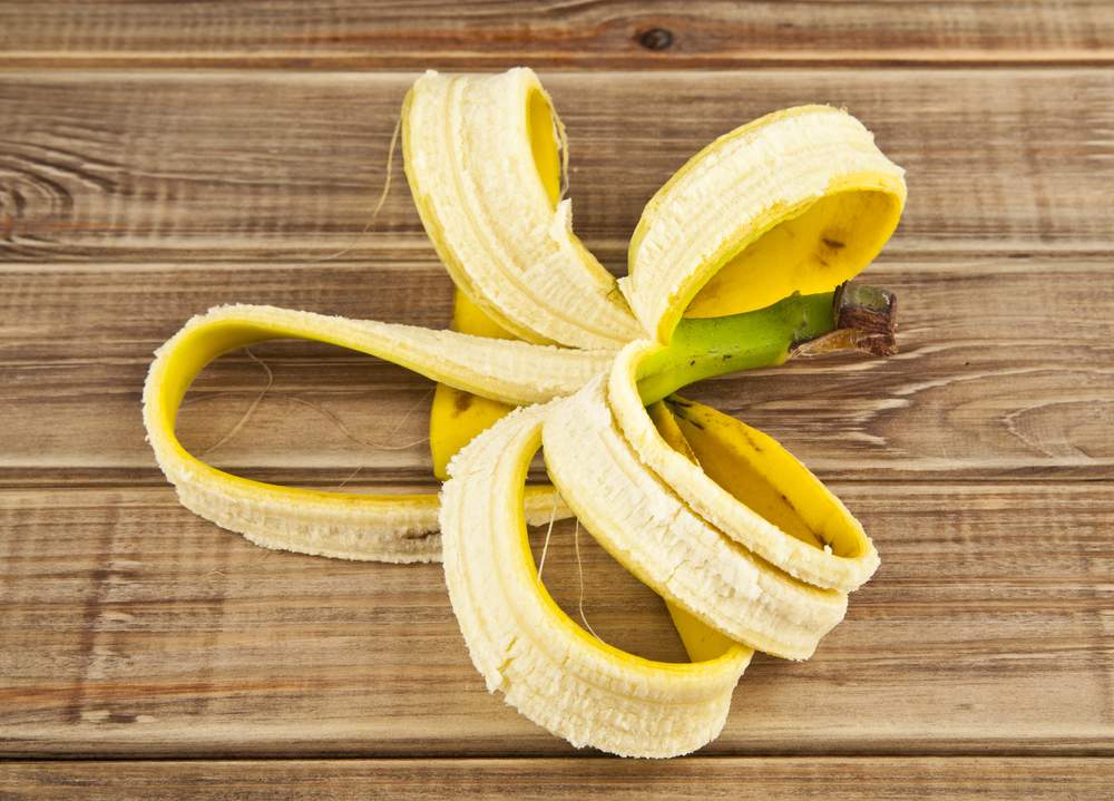 Банановая кужура на деревянном столе