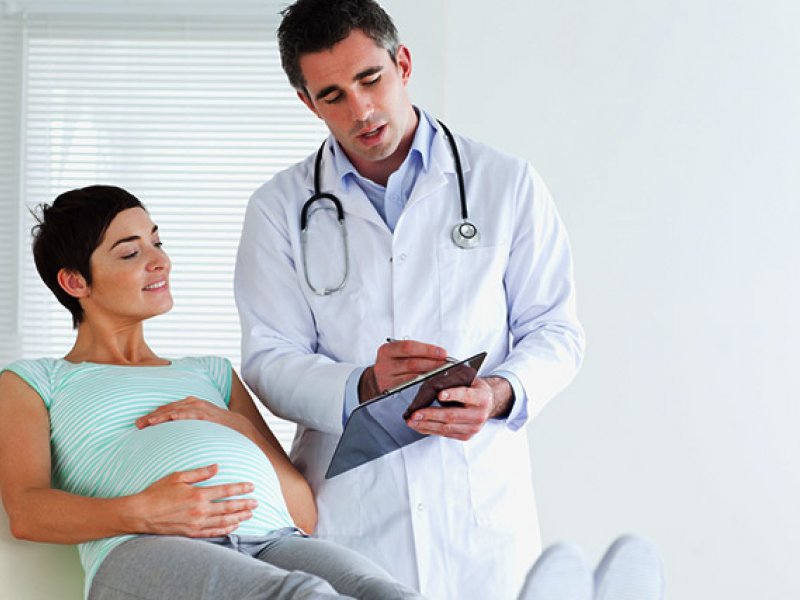 Беременная женщина на приёме у врача