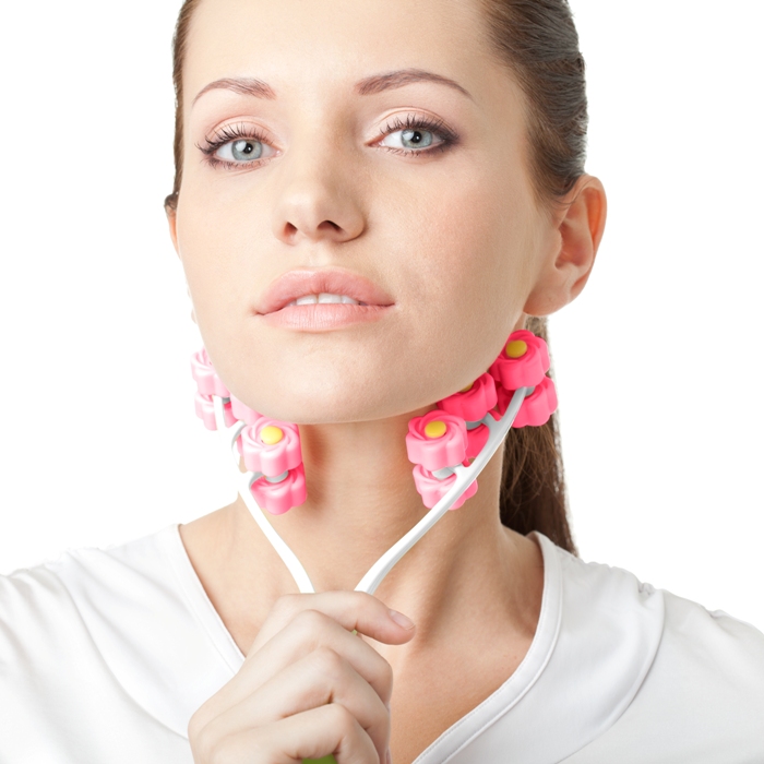 Девушка массажирует второй подбородок