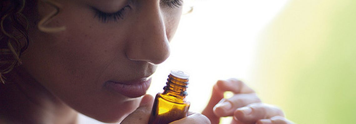 Девушка нюхает нероли