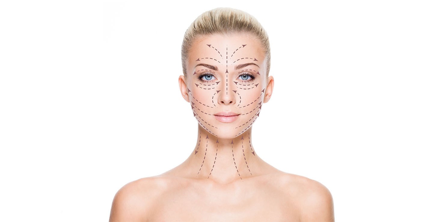 Девушка с массажными линиями на лице