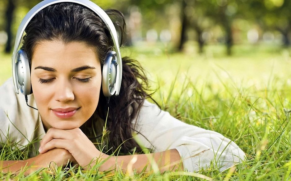 Девушка в наушниках