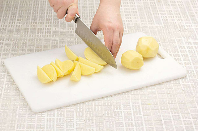 Дольки сырого картофеля