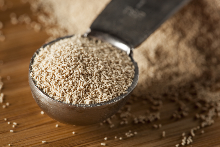 Дрожжи в глубокой ложке