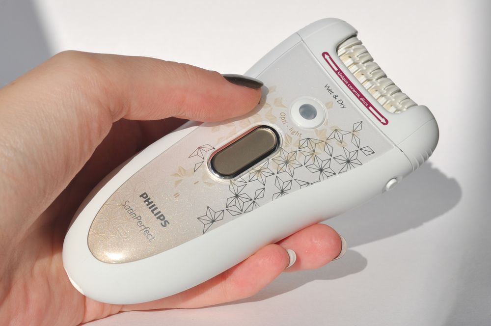 Эпилятор Philips в руке