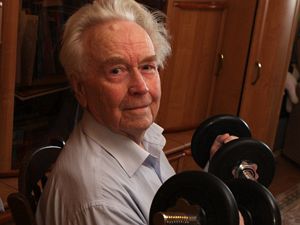 Георгий Сытин с гантелями