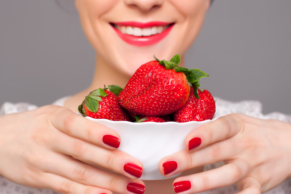 Ягоды клубники в миске