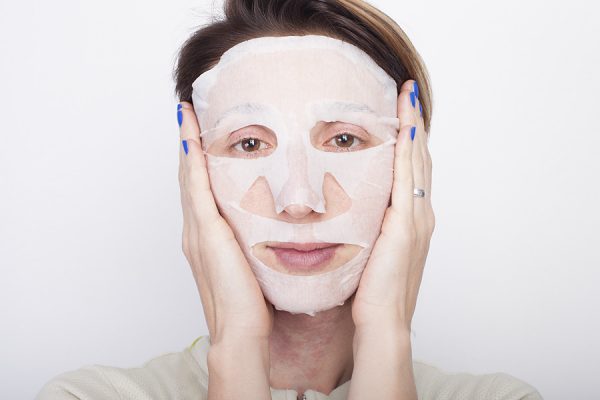 Тканевая маска на лице девушки