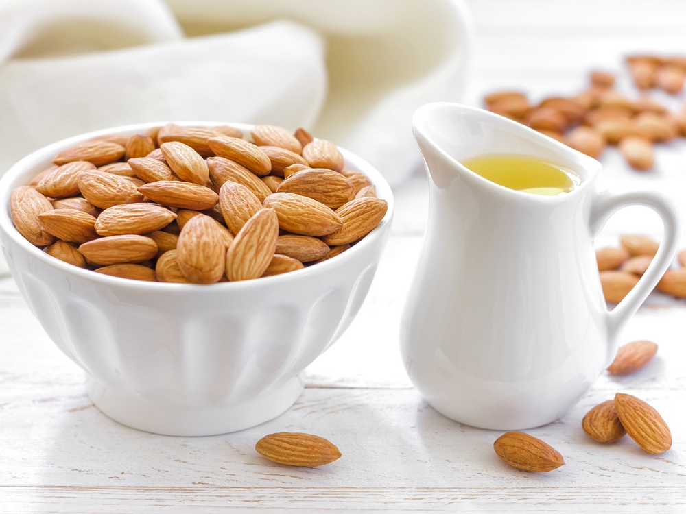 Масло миндаля в белом кувшинчике