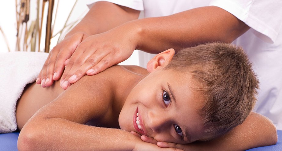 Массаж верхней части спины