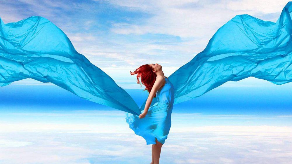 Девушка в голубых одеждах