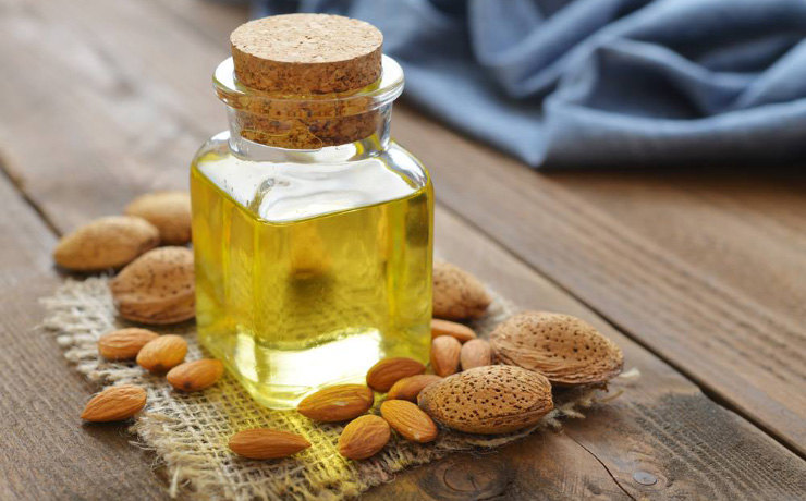Миндальное масло в прозрачной банке