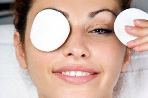 Спонжи на глазах девушки