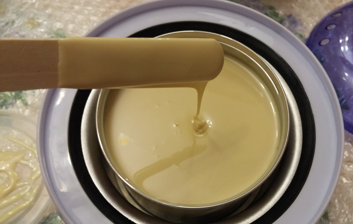 Расплавленный воск, приготовленный перед процедурой удаления волос
