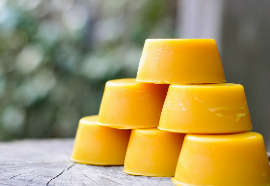 Куски пчелиного воска