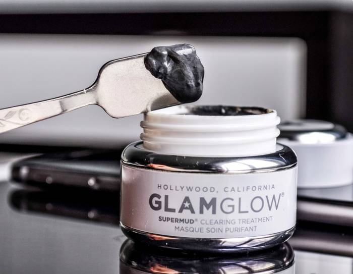 Очищающая маска Supermud от Glamglow в упаковке и на лопаточке