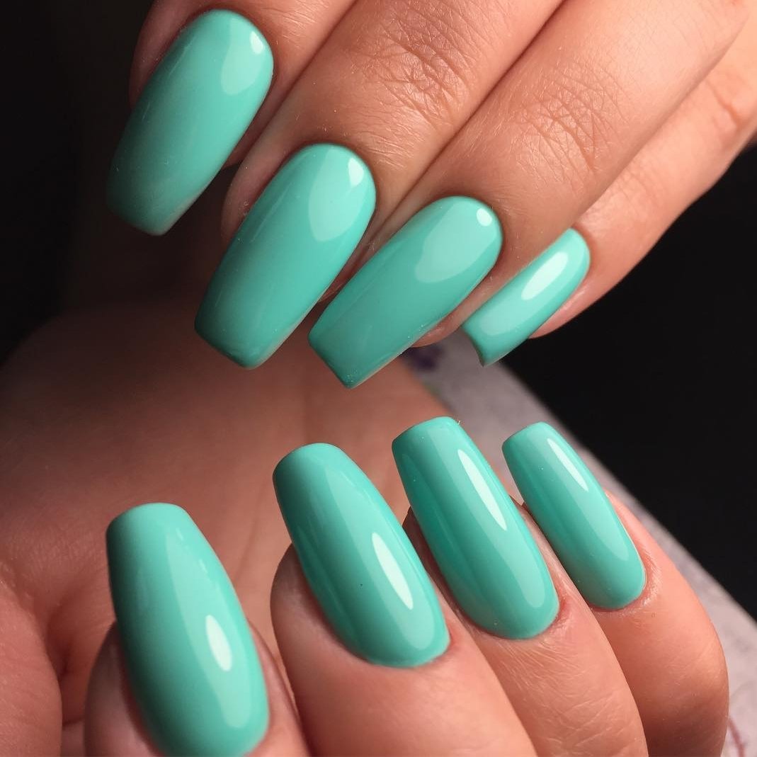 Мятный лак на ногтях