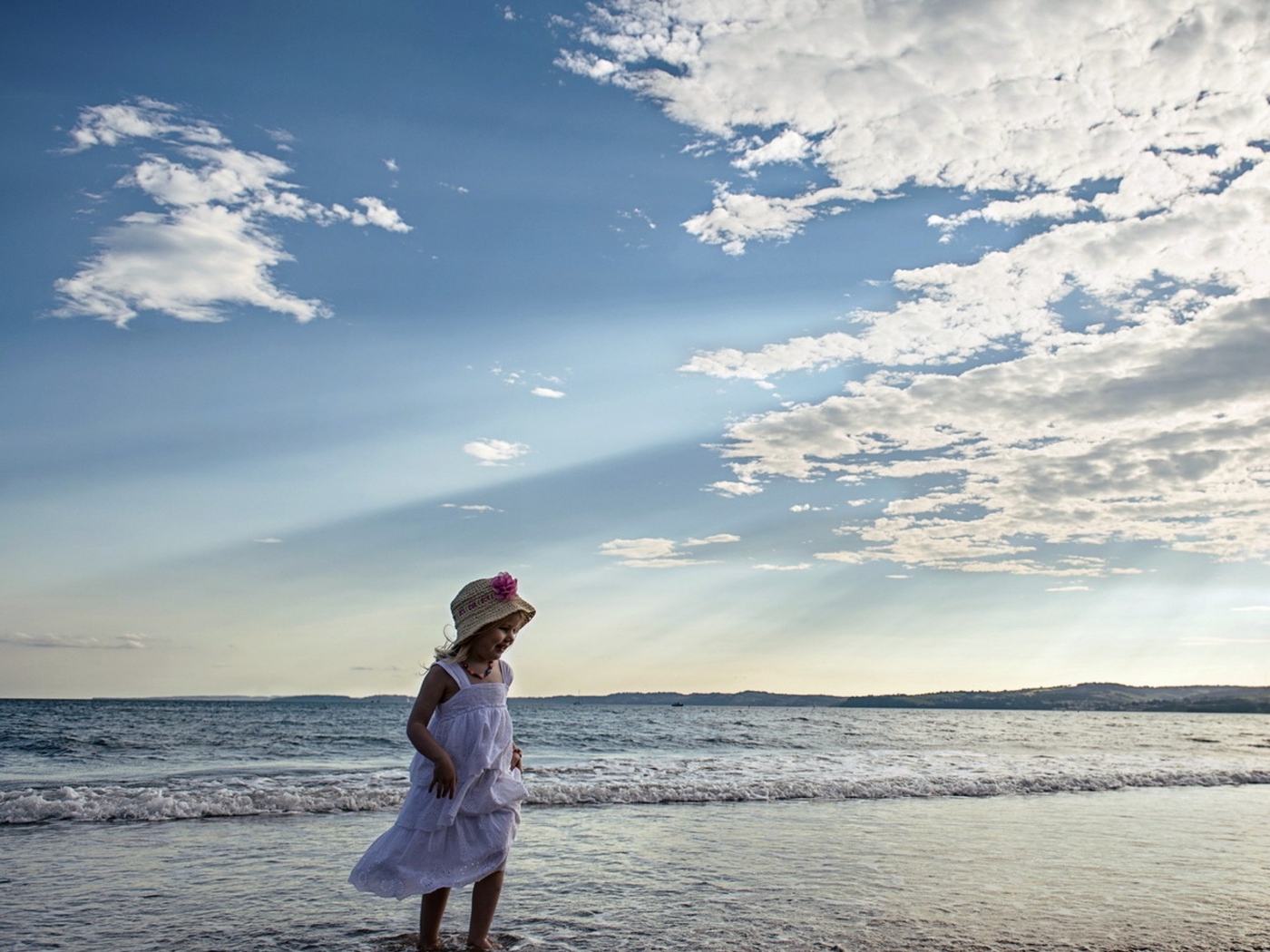 Девочка на море