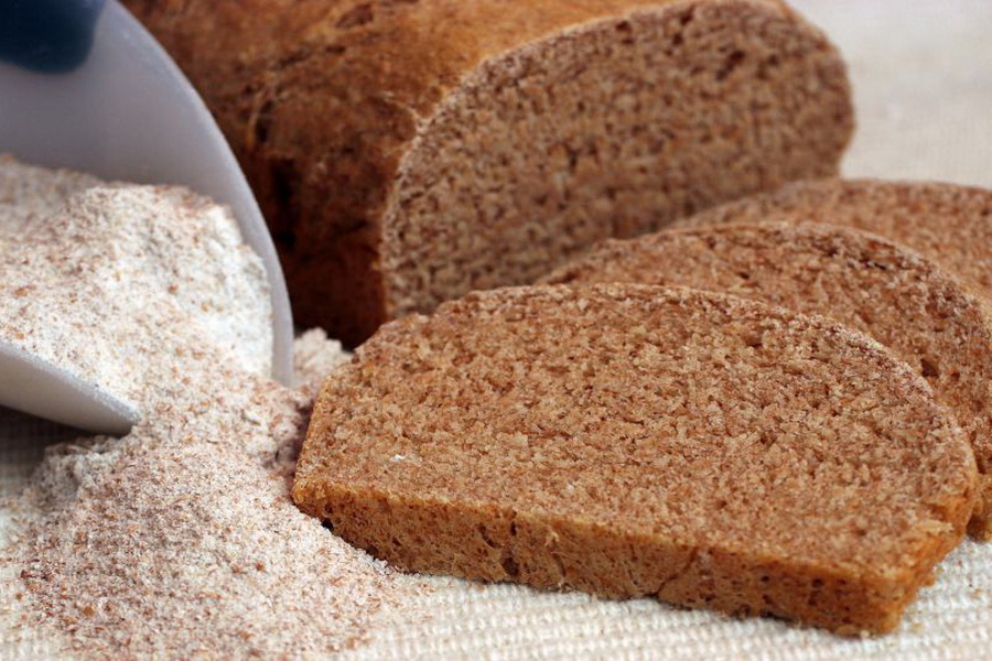 Ржаная мука и хлеб на столе