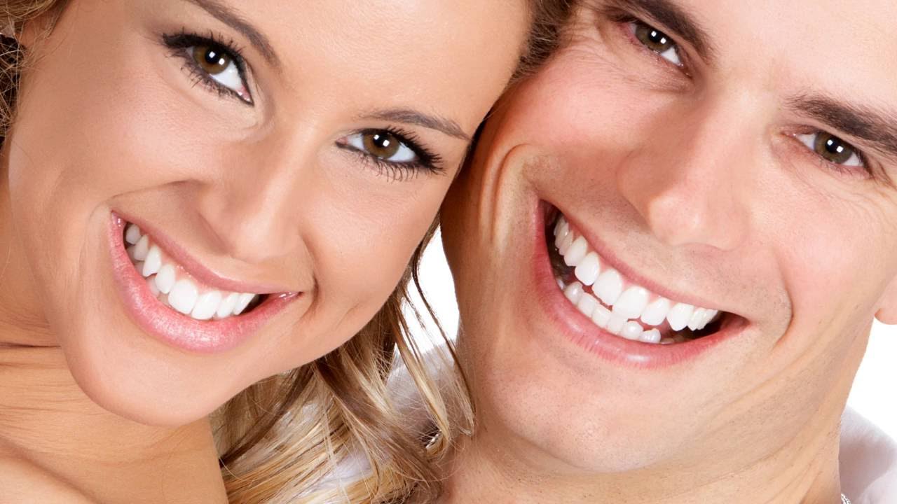 Улыбающиеся мужчина и женщина