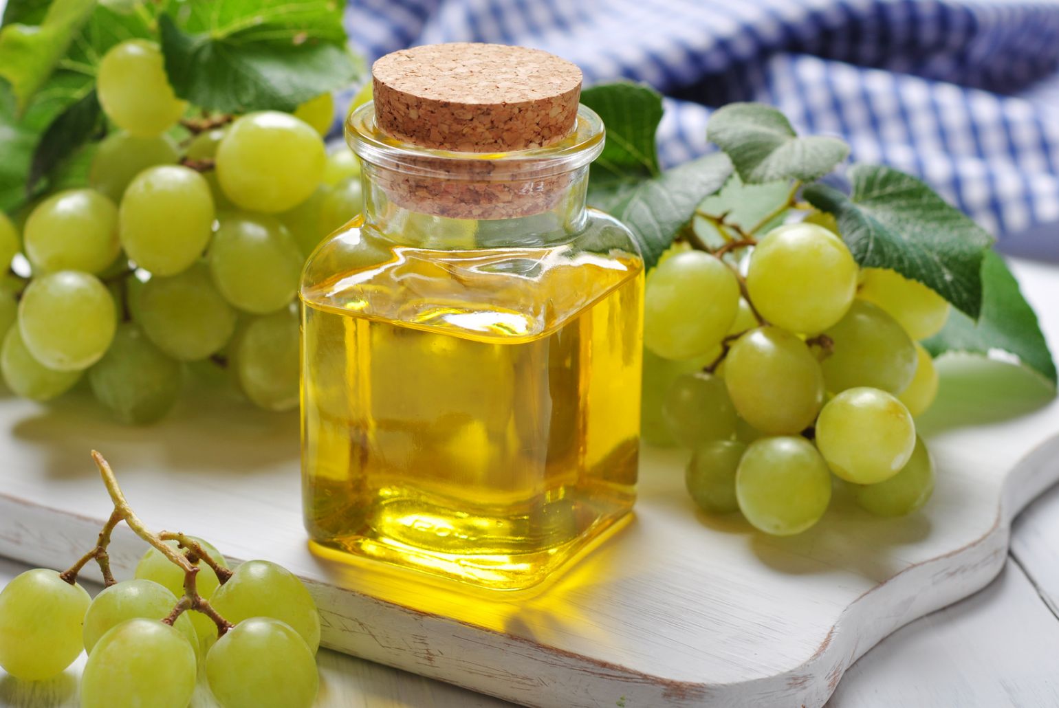 Масло виноградной косточки в прозрачном флаконе